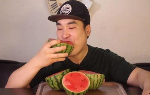 吃瓜情侣网红,揭秘吃瓜情侣网红的甜蜜日常